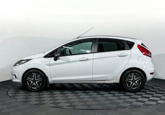 Подержанный автомобиль Ford Fiesta Hatchback 2011 года (8 фото)