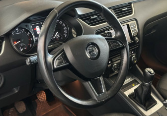 Подержанный автомобиль Skoda Octavia Liftback 2016 года (12 фото)