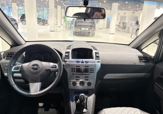Подержанный автомобиль Opel Zafira Compactvan 2012 года (12 фото)