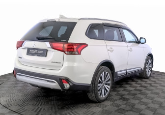 Подержанный автомобиль Mitsubishi Outlander 2019 года (5 фото)