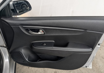 Подержанный автомобиль Kia Rio Hatchback 2021 года (23 фото)