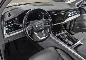 Подержанный автомобиль Audi Q7 2021 года (15 фото)