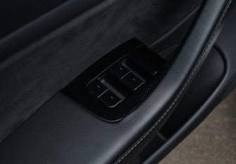 Подержанный автомобиль Tesla Model 3 2019 года (16 фото)