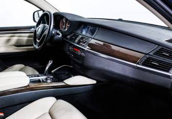 Подержанный автомобиль BMW X6 2013 года (9 фото)