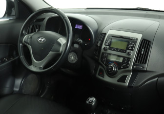 Подержанный автомобиль Hyundai i30 Hatchback 2011 года (12 фото)