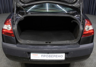 Подержанный автомобиль Renault Megane Sedan 2005 года (9 фото)