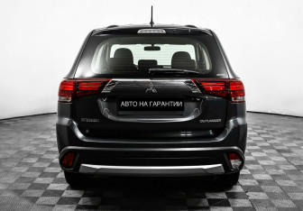 Подержанный автомобиль Mitsubishi Outlander 2016 года (6 фото)