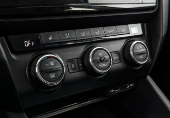 Подержанный автомобиль Skoda Octavia Liftback 2016 года (21 фото)