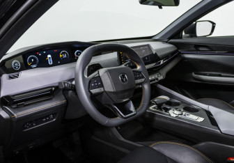 Подержанный автомобиль Changan UNI-V 2023 года (12 фото)