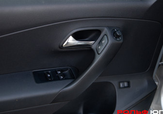 Подержанный автомобиль Volkswagen Polo Sedan 2012 года (14 фото)