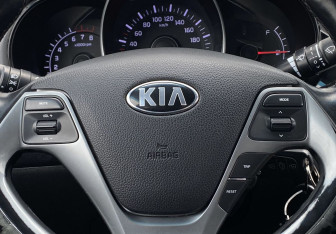 Подержанный автомобиль Kia Rio Sedan 2015 года (15 фото)