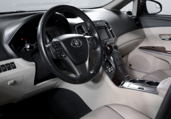 Подержанный автомобиль Toyota Venza 2013 года (14 фото)