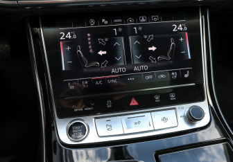 Подержанный автомобиль Audi A8 2023 года (19 фото)