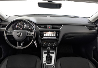 Подержанный автомобиль Skoda Octavia Liftback 2020 года (14 фото)