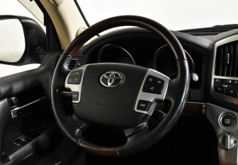 Подержанный автомобиль Toyota Land Cruiser Suv 2015 года (11 фото)