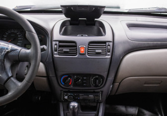 Подержанный автомобиль Nissan Almera Sedan 2001 года (14 фото)