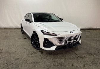 Подержанный автомобиль Changan UNI-V 2023 года (3 фото)