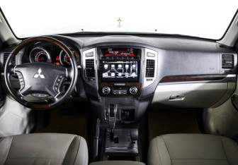 Подержанный автомобиль Mitsubishi Pajero 2020 года (13 фото)