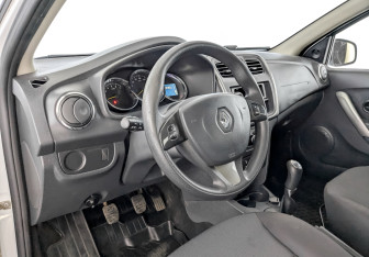 Подержанный автомобиль Renault Sandero 2017 года (16 фото)