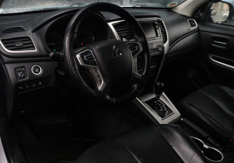 Подержанный автомобиль Mitsubishi L200 2021 года (11 фото)