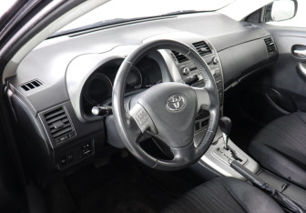 Подержанный автомобиль Toyota Corolla Sedan 2010 года (7 фото)