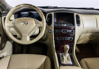 Подержанный автомобиль Infiniti EX 2012 года (12 фото)