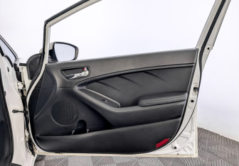 Подержанный автомобиль Kia Cerato Sedan 2015 года (24 фото)