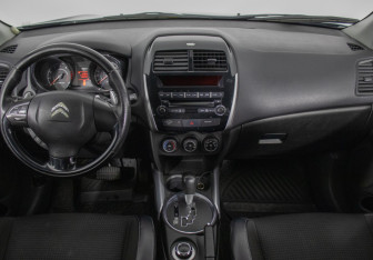 Подержанный автомобиль Citroen C4 Aircross 2012 года (13 фото)