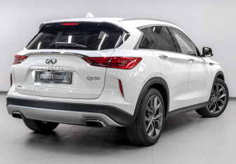 Подержанный автомобиль Infiniti QX50 2021 года (5 фото)