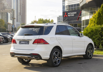 Подержанный автомобиль Mercedes-Benz GLE 2016 года (5 фото)