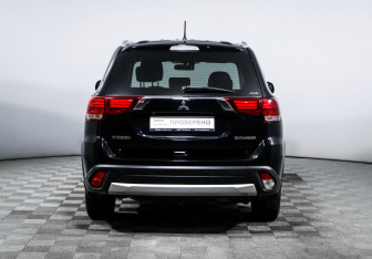 Подержанный автомобиль Mitsubishi Outlander 2015 года (6 фото)