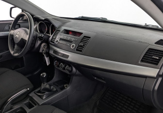 Подержанный автомобиль Mitsubishi Lancer Sedan 2011 года (13 фото)