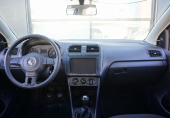 Подержанный автомобиль Volkswagen Polo Sedan 2012 года (12 фото)