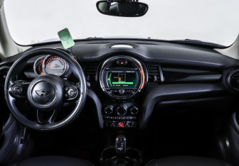 Подержанный автомобиль MINI Hatch 2018 года (17 фото)