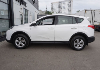 Подержанный автомобиль Toyota RAV4 2013 года (8 фото)