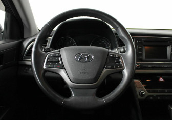 Подержанный автомобиль Hyundai Elantra Sedan 2016 года (8 фото)