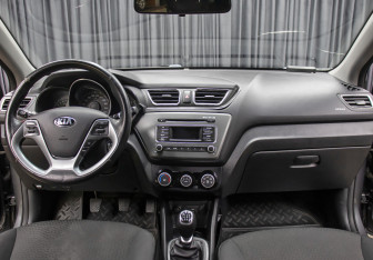 Подержанный автомобиль Kia Rio Sedan 2015 года (14 фото)