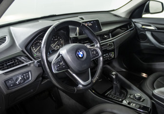 Подержанный автомобиль BMW X1 2016 года (11 фото)