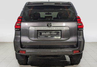 Подержанный автомобиль Toyota Land Cruiser Prado 2017 года (6 фото)