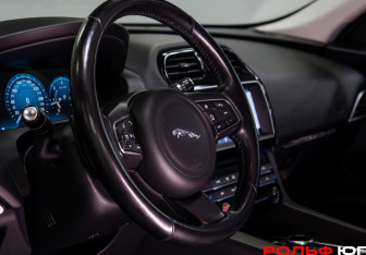 Подержанный автомобиль Jaguar F-Pace 2017 года (11 фото)