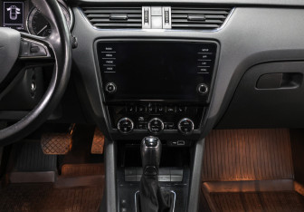 Подержанный автомобиль Skoda Octavia Liftback 2019 года (15 фото)