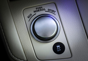 Подержанный автомобиль Lexus ES 2016 года (21 фото)