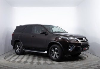 Подержанный автомобиль Toyota Fortuner 2018 года (3 фото)