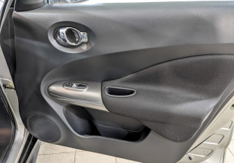 Подержанный автомобиль Nissan Juke 2012 года (24 фото)