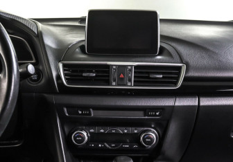 Подержанный автомобиль Mazda 3 Hatchback 2014 года (12 фото)