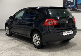Подержанный автомобиль Volkswagen Golf Hatchback 2004 года (7 фото)