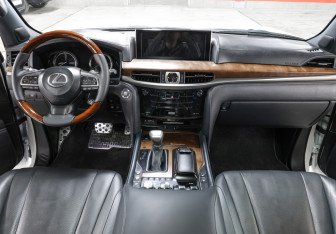 Подержанный автомобиль Lexus LX 2018 года (13 фото)