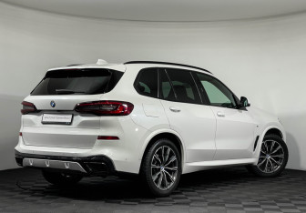 Подержанный автомобиль BMW X5 2021 года (2 фото)