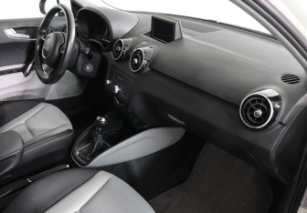 Подержанный автомобиль Audi A1 2012 года (10 фото)