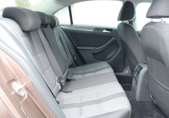 Подержанный автомобиль Volkswagen Jetta Sedan 2016 года (20 фото)